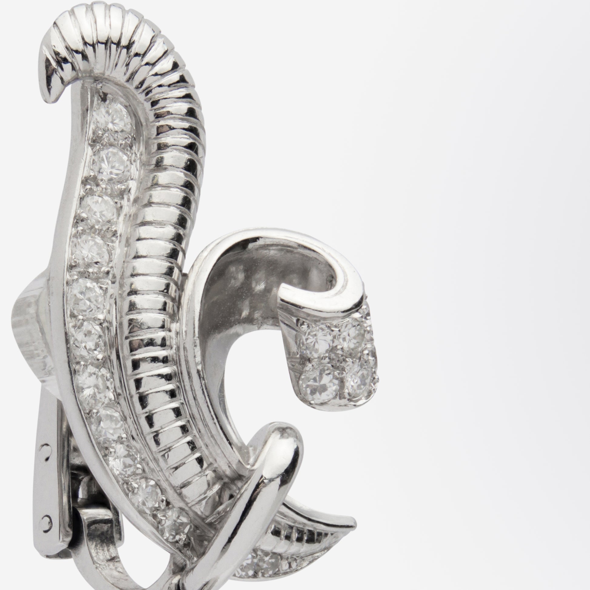 Boucles d'oreilles pendantes en platine, perles et diamants, style rétro français