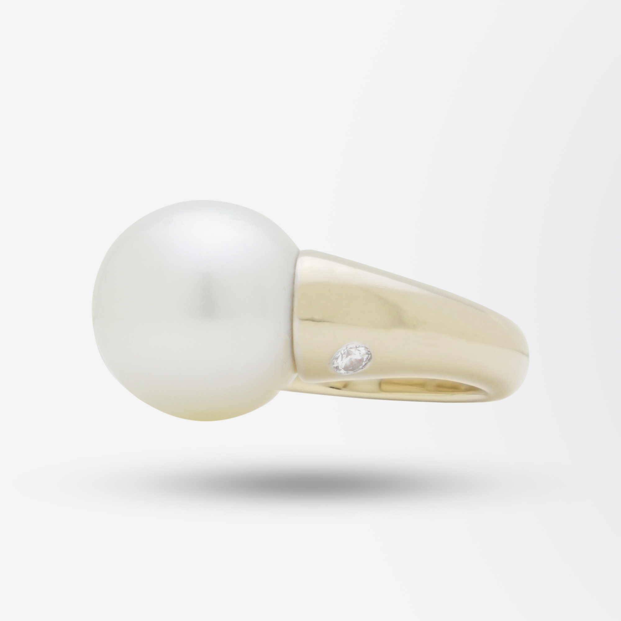 Bague en or jaune 18 carats rhodié, diamant et perle des mers du Sud