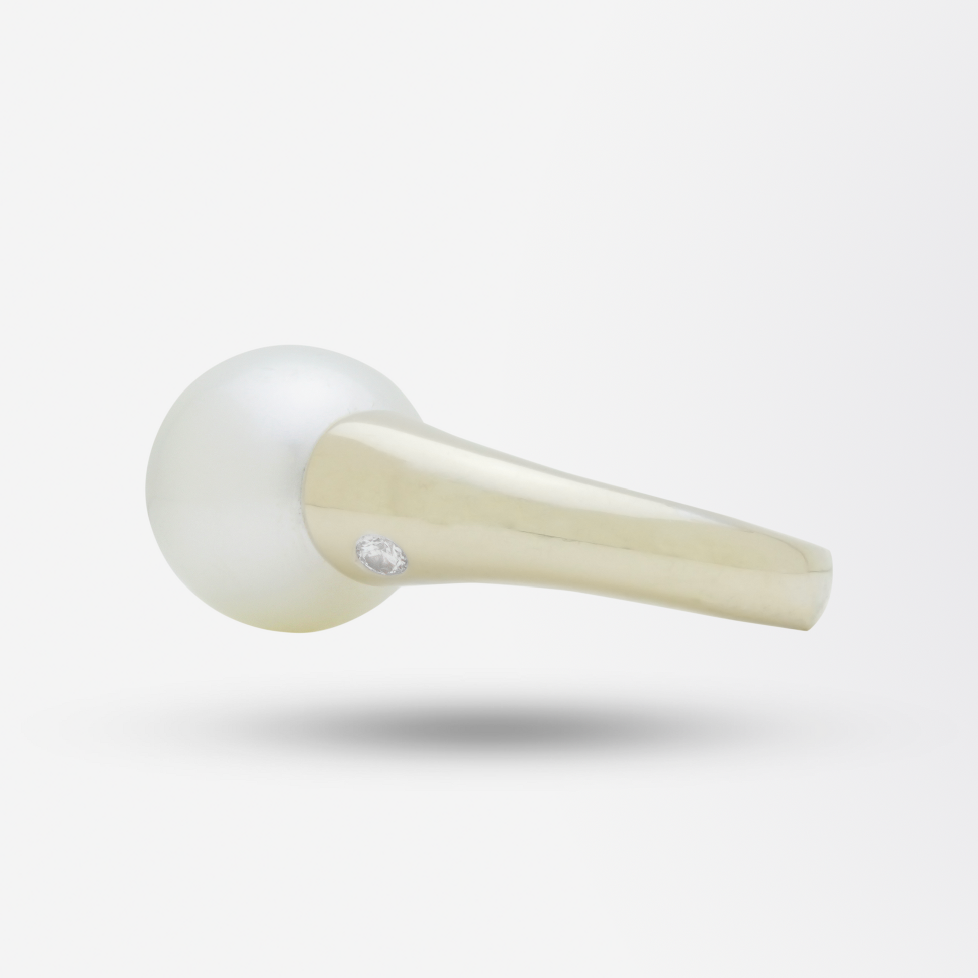 Bague en or jaune 18 carats rhodié, diamant et perle des mers du Sud