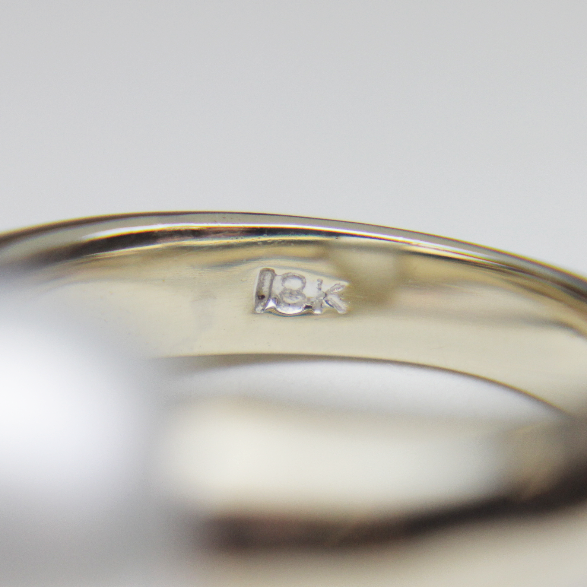 Bague en or jaune 18 carats rhodié, diamant et perle des mers du Sud