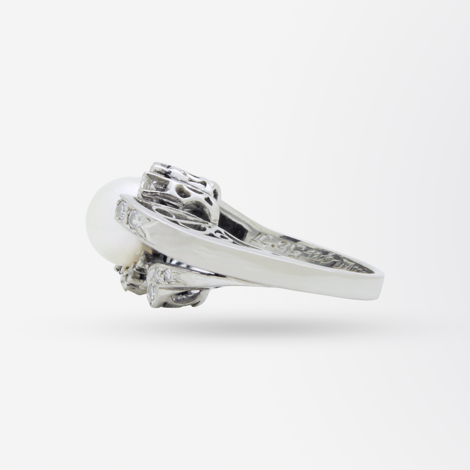 Bague rétro en or blanc 18 carats, perle et diamants