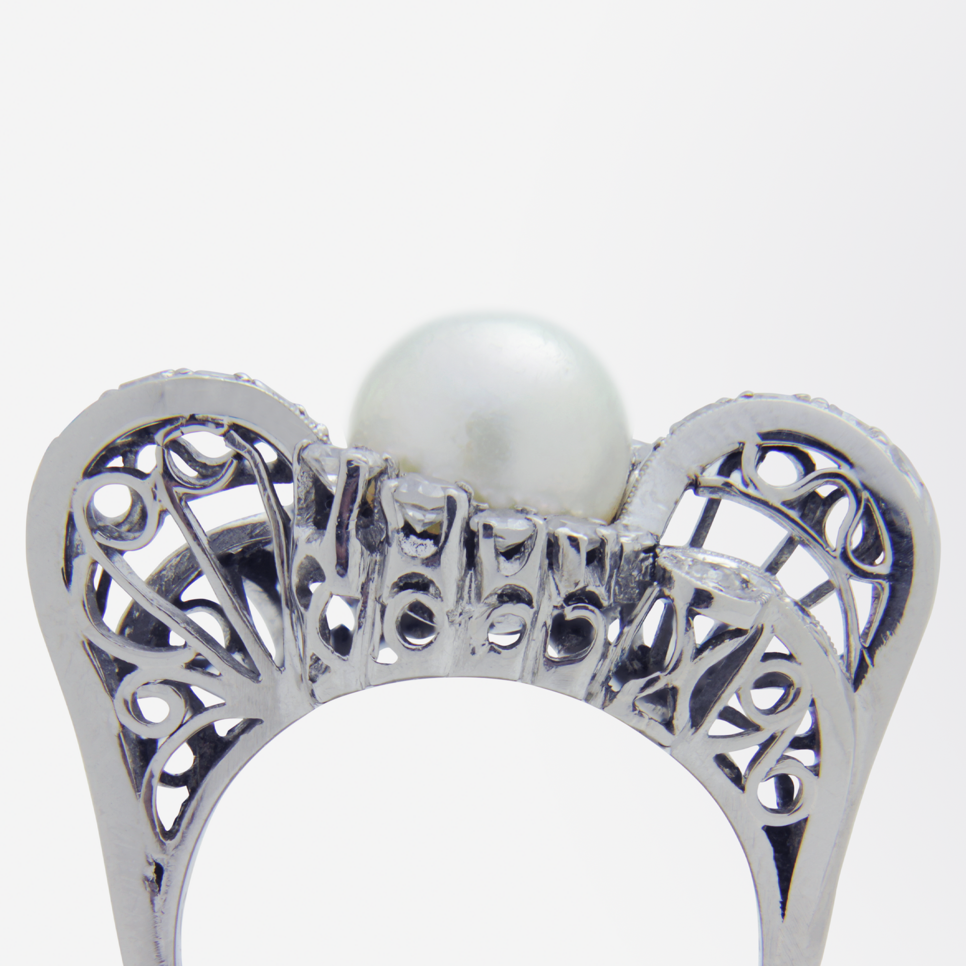 Bague rétro en or blanc 18 carats, perle et diamants