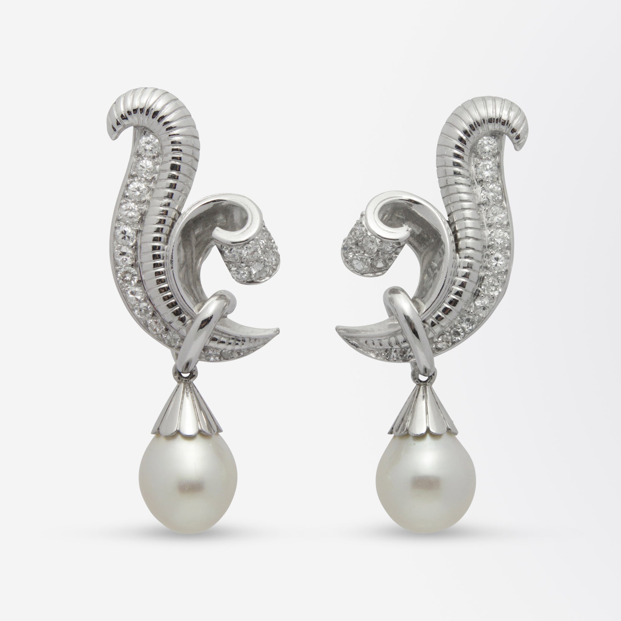 Boucles d'oreilles pendantes en platine, perles et diamants, style rétro français