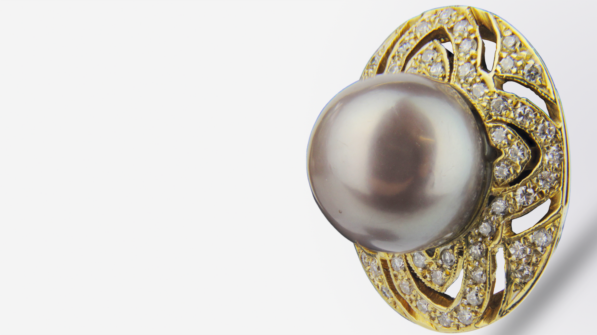 Boucles d'oreilles puces en perles de Tahiti 18 carats et diamants