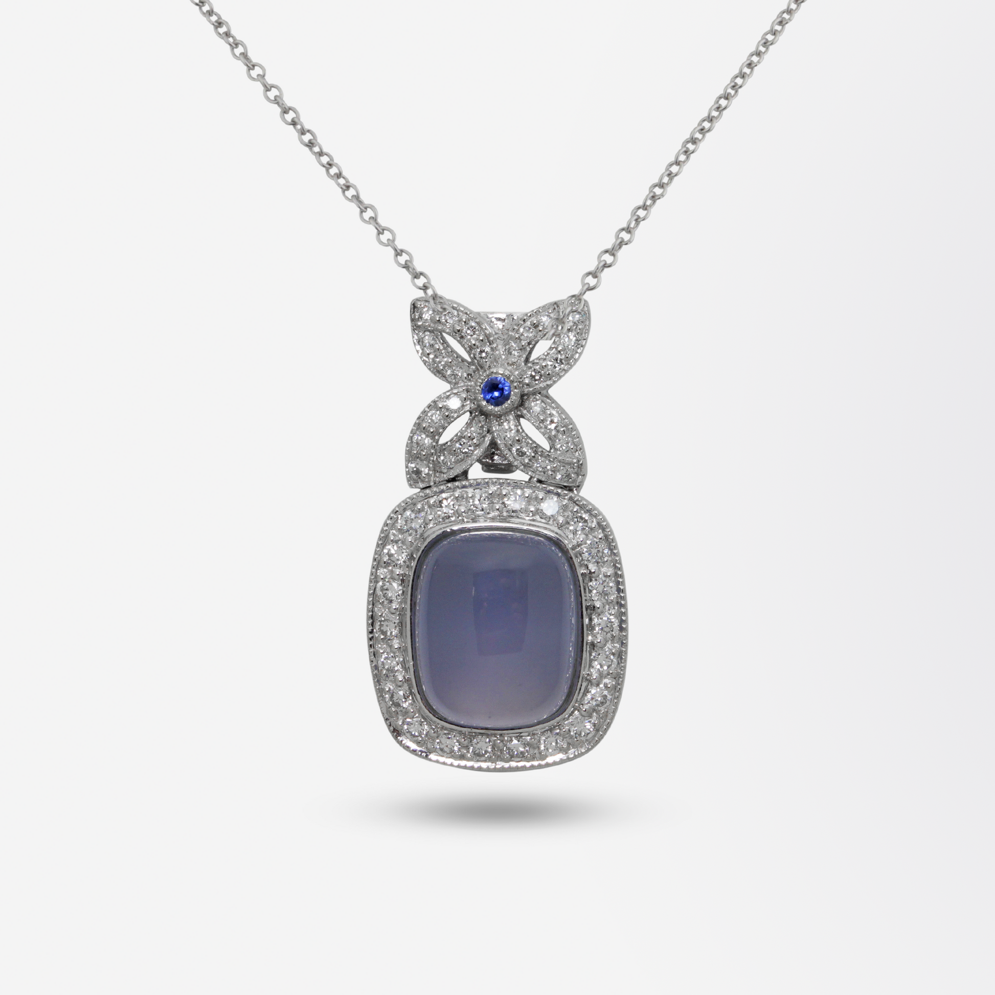 Pendentif rehausseur en or blanc 18 carats, diamants, saphirs et calcédoine