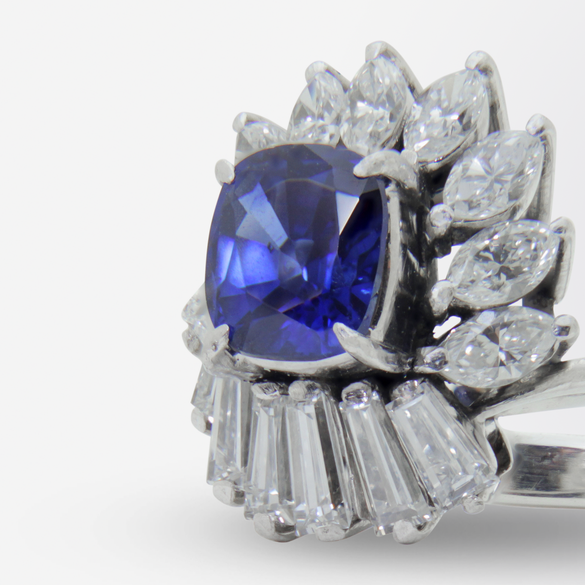 Bague en platine, diamants et saphir du Cambodge