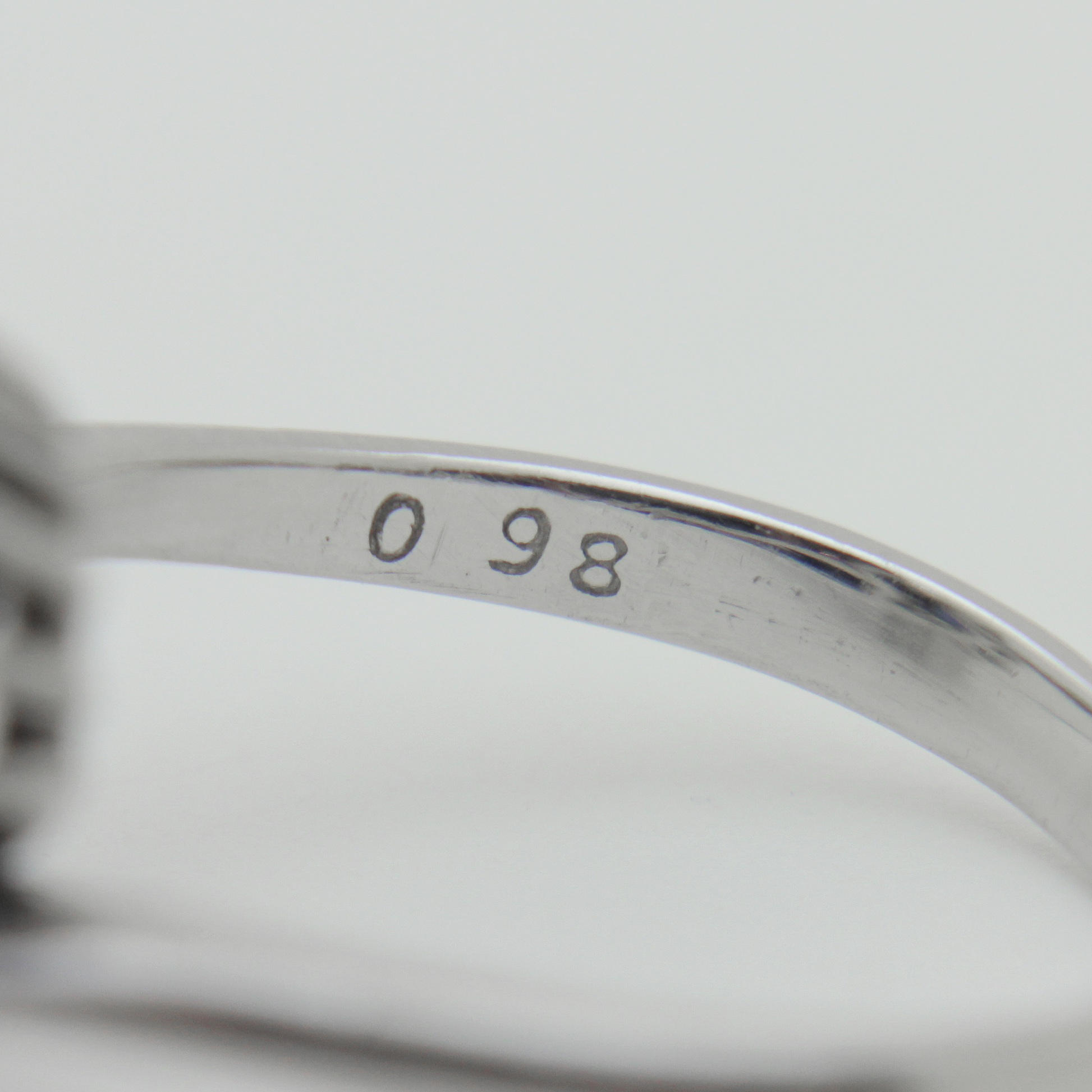 Bague en platine, diamants et saphir du Cambodge