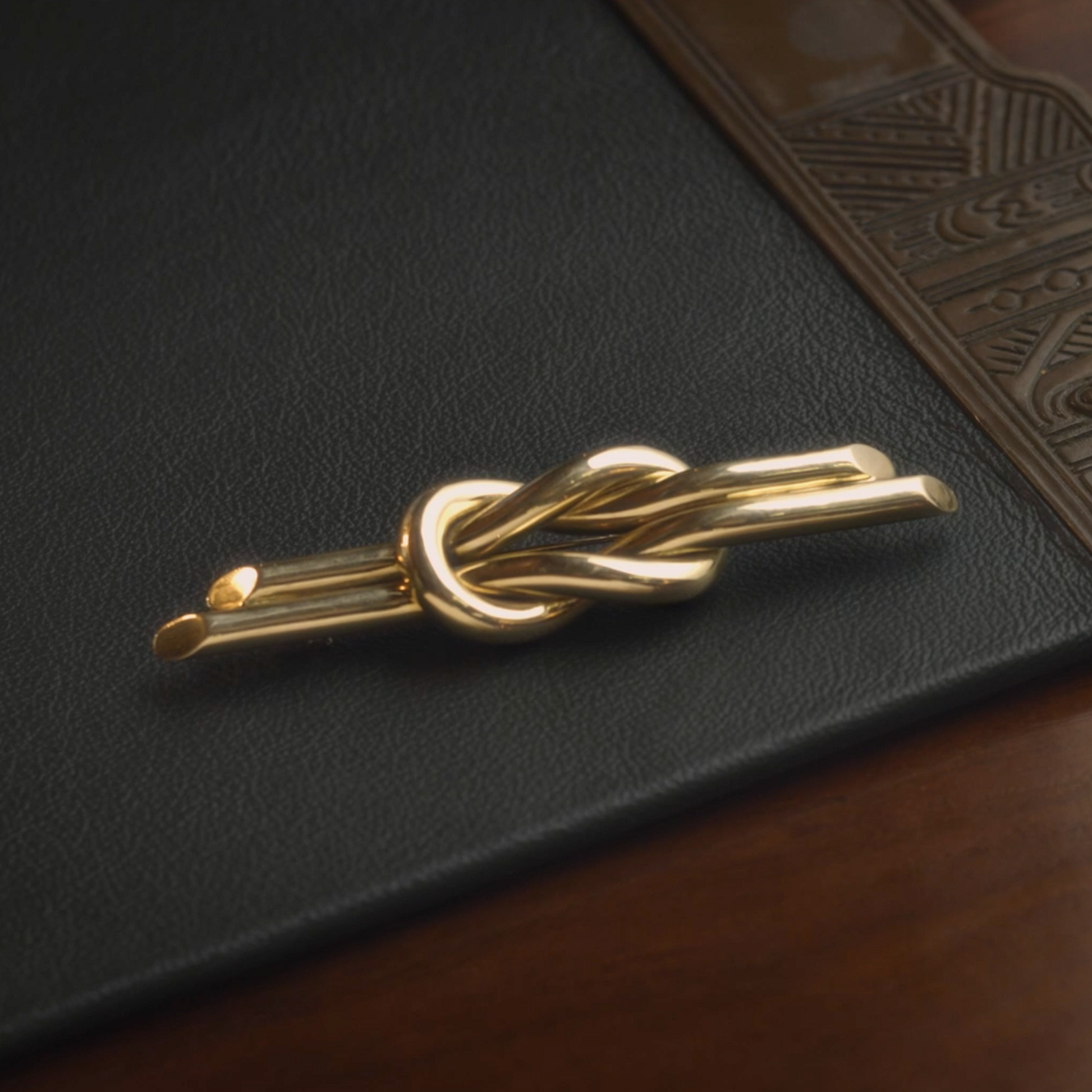 Oversized 18kt Yellow Gold Lovers Knot Brooch