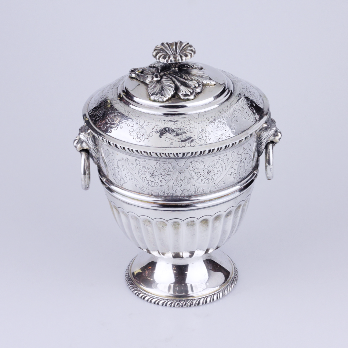 Petite urne argentée à couvercle