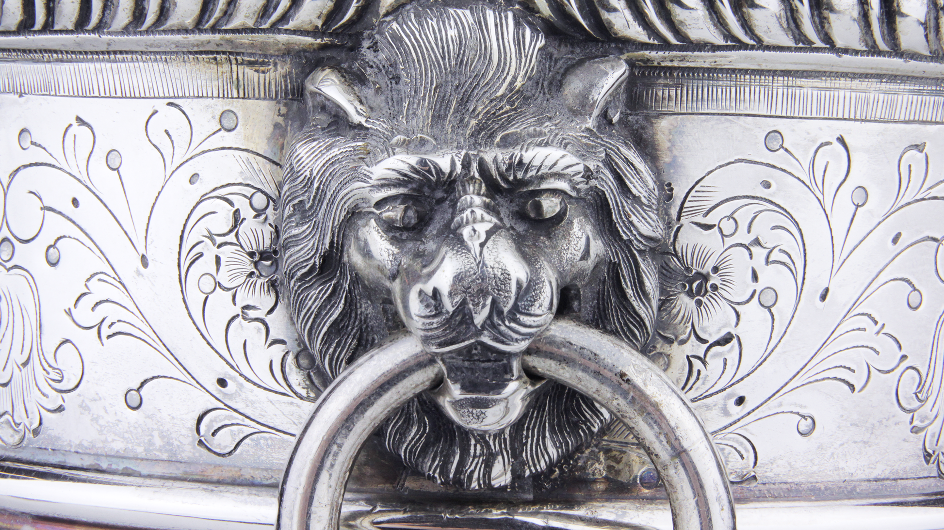 Petite urne argentée à couvercle