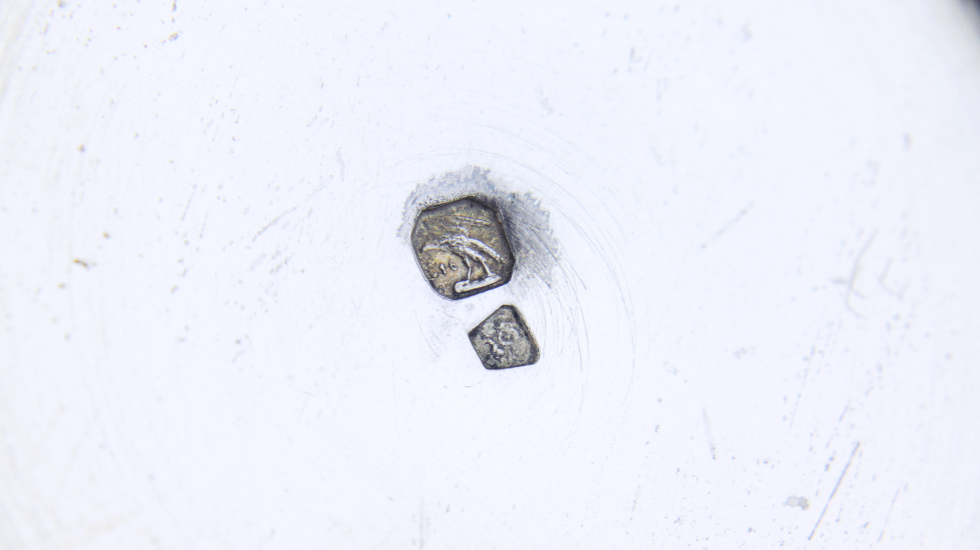 Petite urne argentée à couvercle