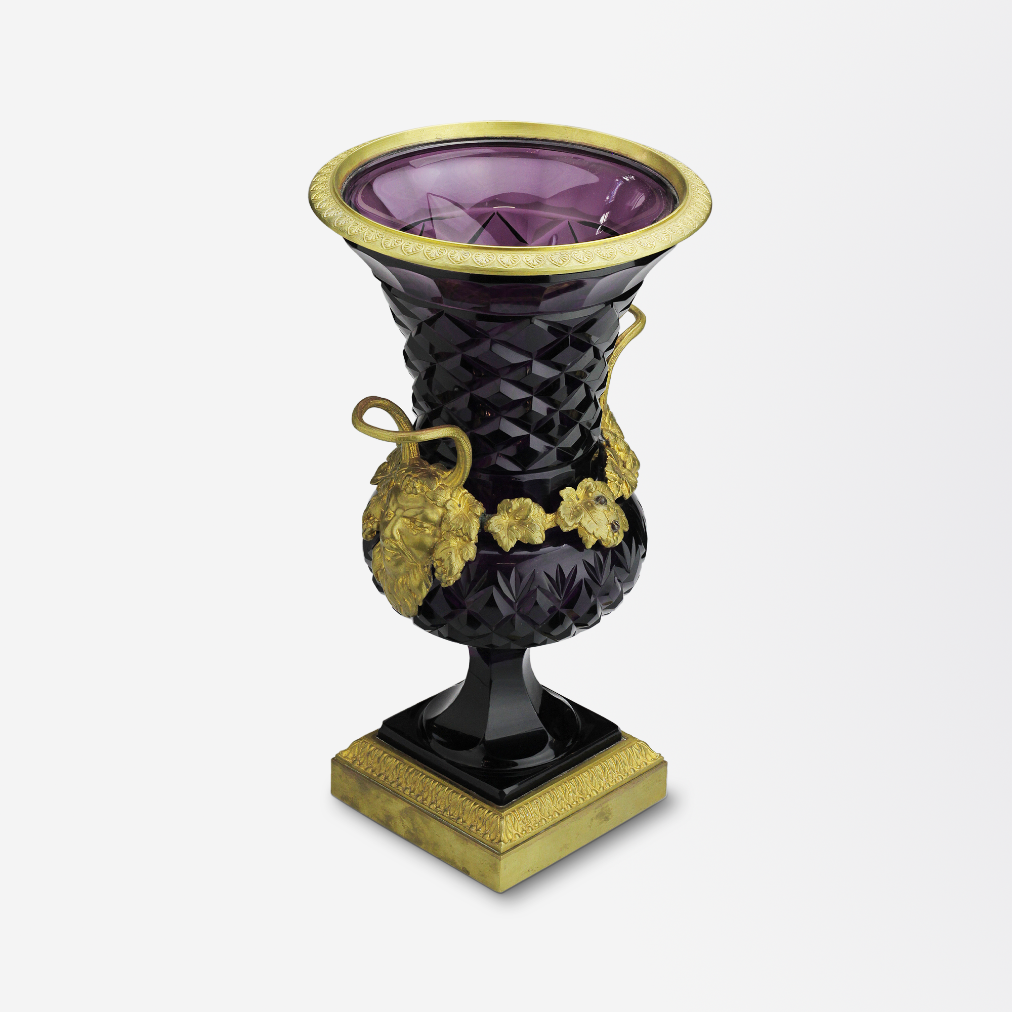 Urne en verre améthyste autrichien et ornée de bronze doré