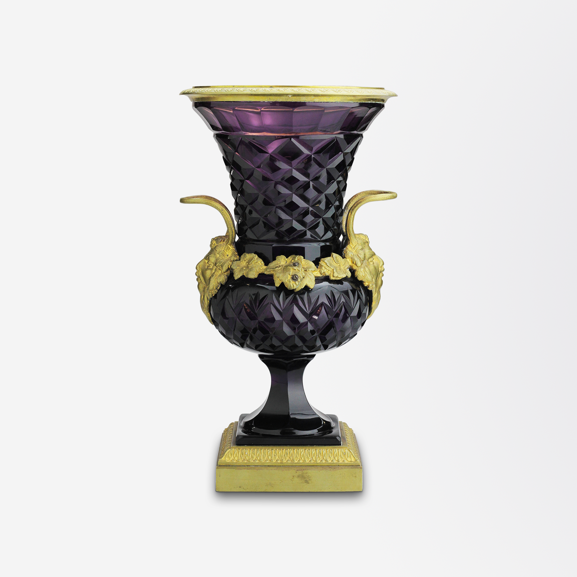 Urne en verre améthyste autrichien et ornée de bronze doré