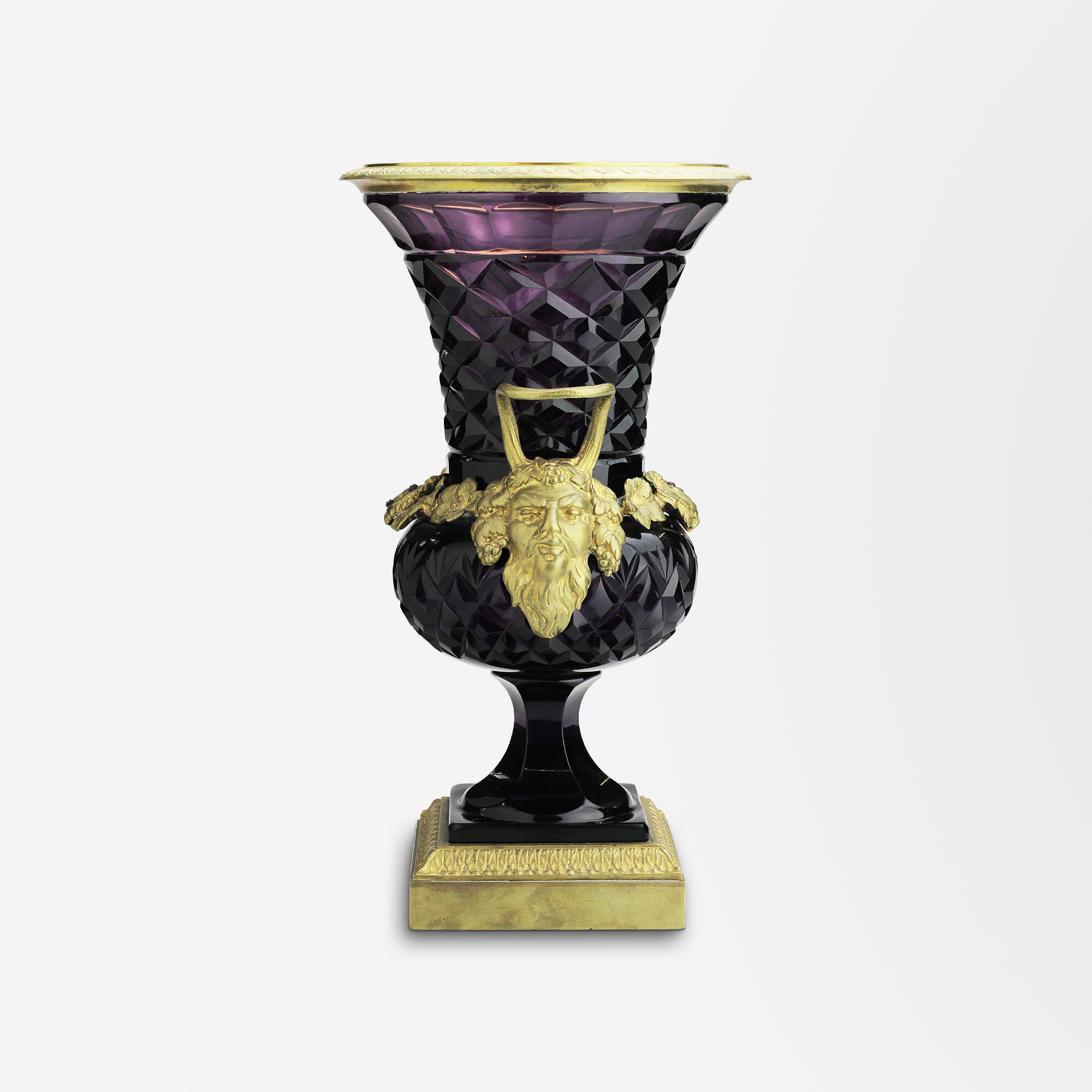 Urne en verre améthyste autrichien et ornée de bronze doré