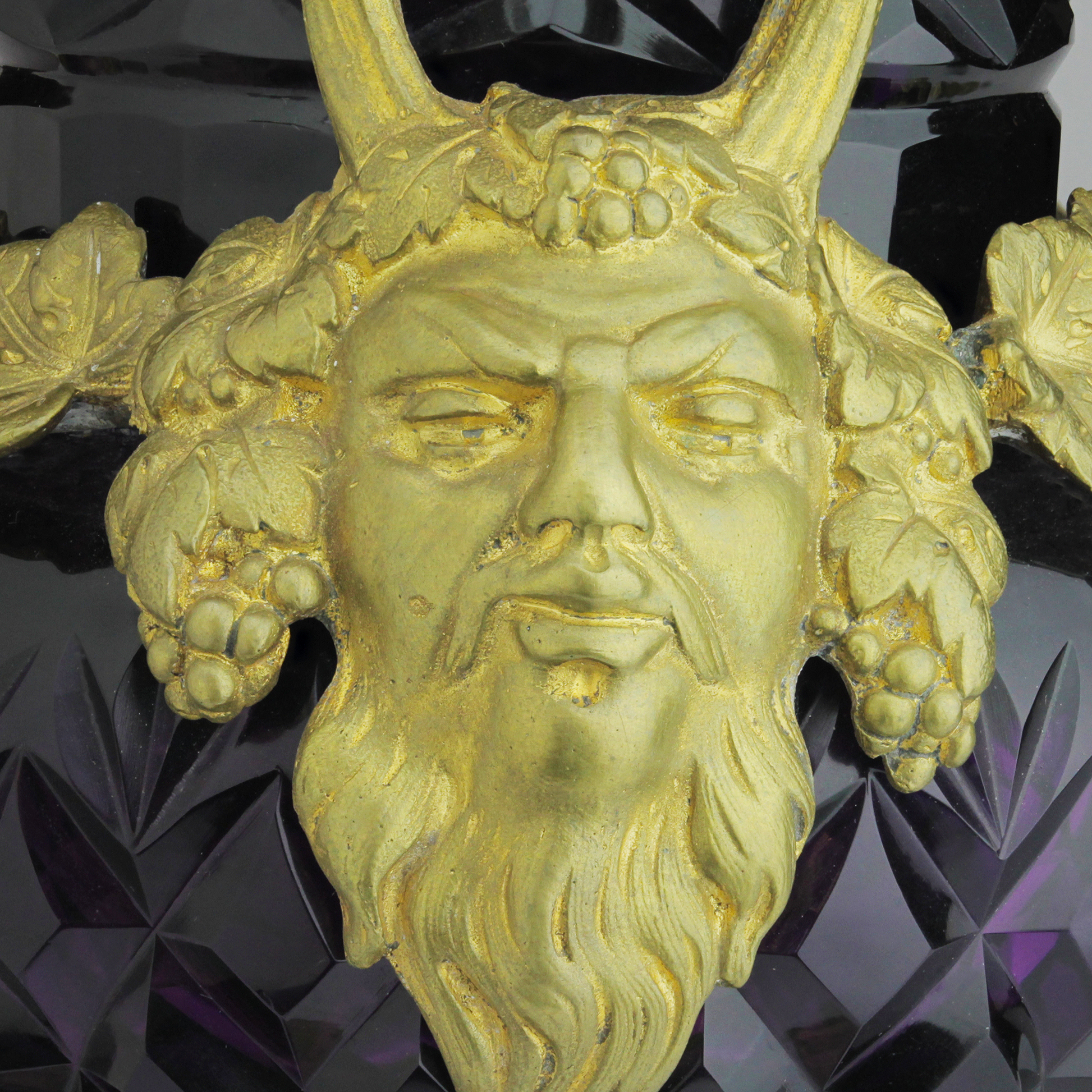 Urne en verre améthyste autrichien et ornée de bronze doré