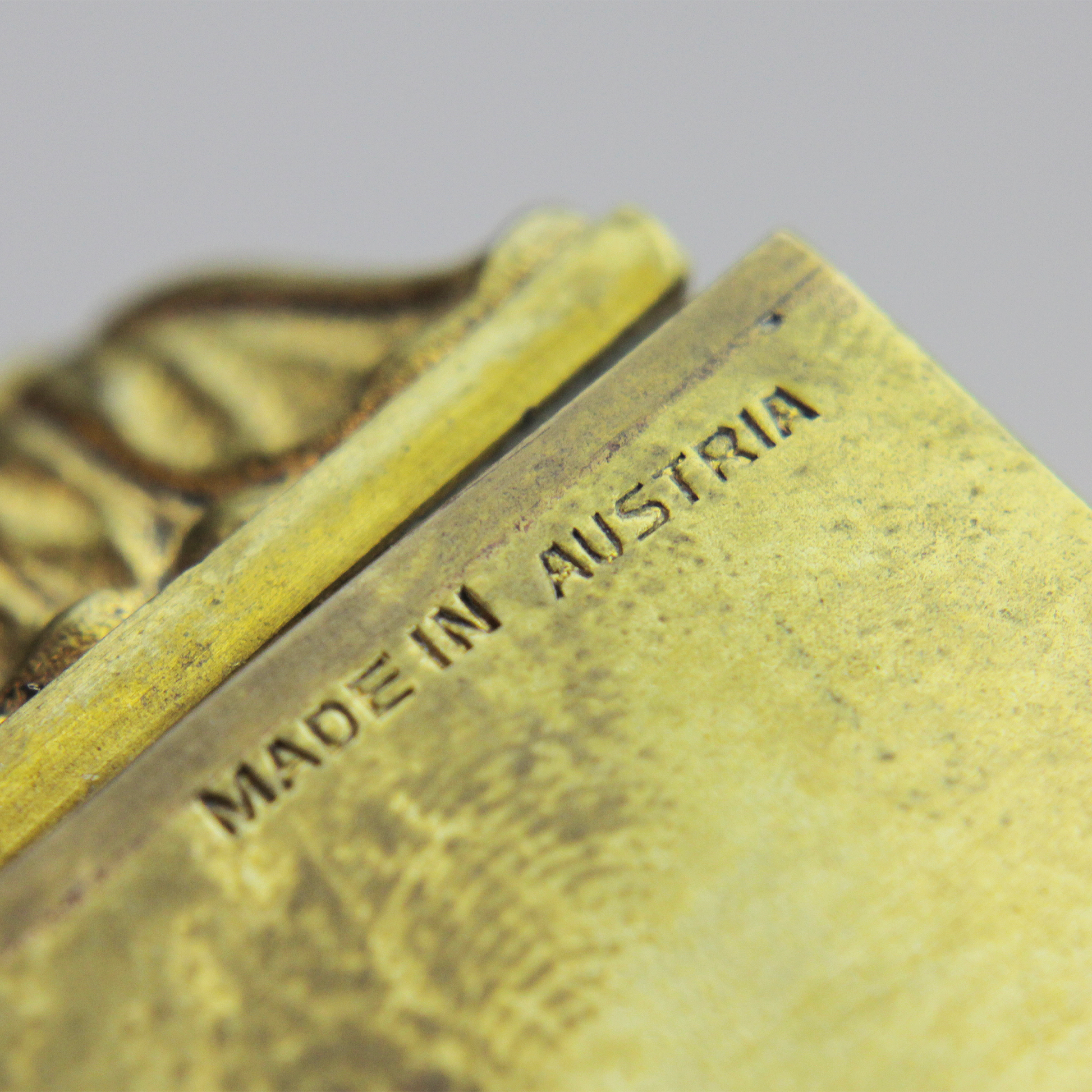 Urne en verre améthyste autrichien et ornée de bronze doré